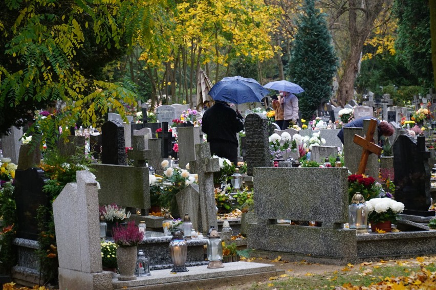 Wiele osób zdecydowało się odwiedzić cmentarze komunalne...