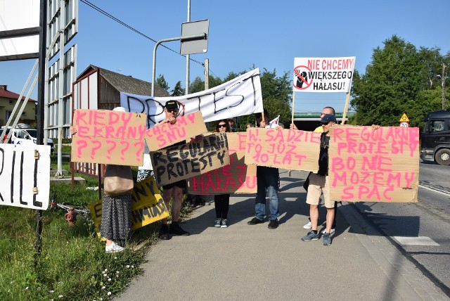 Protest mieszkańców szczyglic i Balic przeciwko hałasom z drogi, lotniska i budowie nowego centrum logistycznego