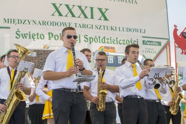 Jako pierwsi z naszego regionu na estradzie wystąpili uczniowie Szkoły Muzycznej I stopnia w Pińczowie dając mały koncert już całkiem sporych umiejętności gry na instrumentach.