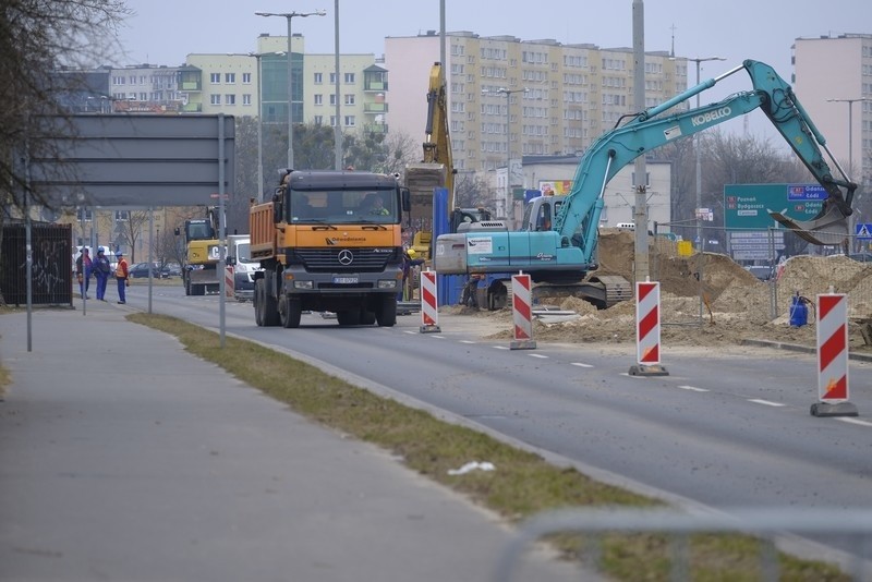 Dzisiaj (03/04) ruszyły konkretne prace na przebudowie placu...