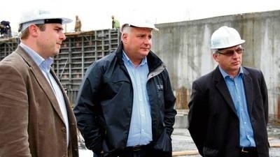 Michał Roehlich (z lewej) ze starostą Jackiem Juszkiewiczem i jego zastępcą Mirosławem Mrozowskim na placu budowy nowej szkoły Fot. Bogdan Pasek