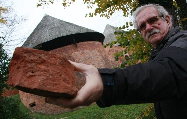 - Ta cegła odpadła przed chwilą z południowej bastei. Mury się wypaczają i może dojść do tragedii - ostrzega Ryszard Patorski.