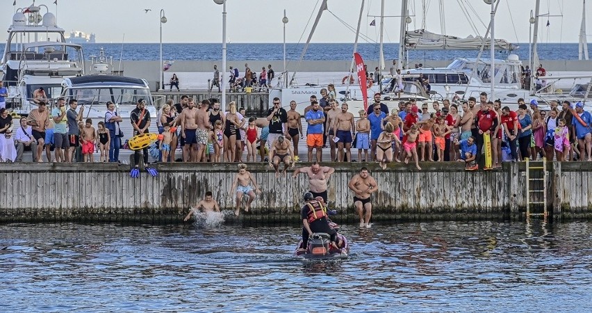 Sopot: Po raz ósmy skoczyli z mola do morza w szczytnym celu. Zebrane fundusze przekazane zostaną na leczenie małej Nikoli. Pomóc może każdy