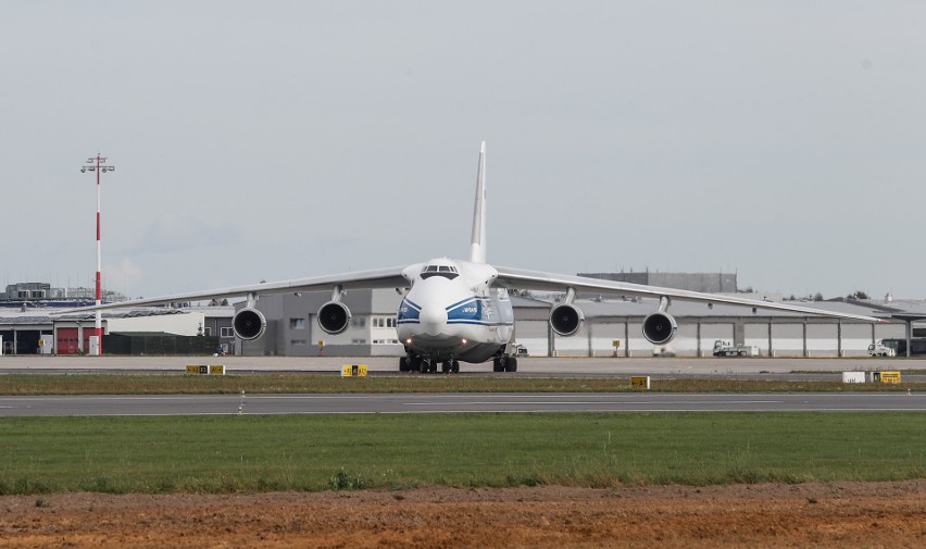 Potężny An-124 Rusłan wystartował z lotniska w Jasionce....