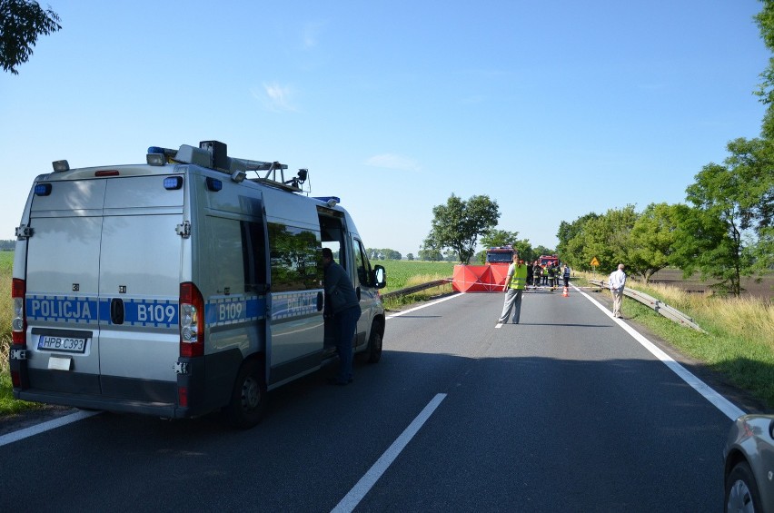 Śmiertelny wypadek koło Kobierzyc. Zginął kierowca auta osobowego (ZDJĘCIA)