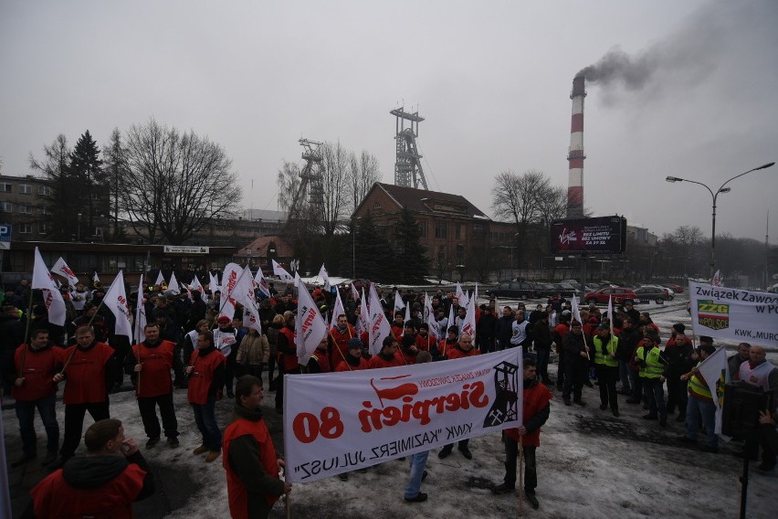 Manifestacja związkowa i górnicza przed kopalnią Boże Dary w...