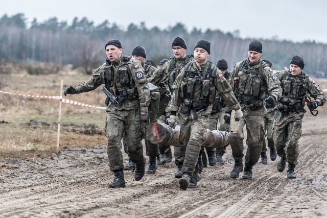 Żołnierze 1. Batalion Czołgów w Żurawicy pod Przemyślem zdobyli tytuł najlepszego plutonu w szkoleniu bojowym w Wojskach Lądowych. Czytaj także: Pożegnanie dowódcy czołgistów z Żurawicy [ZDJĘCIA]Żołnierze z całej Polski rywalizowali na poligonie w podpoznańskim Biedrusku. Czołgiści z Żurawicy nie mieli sobie równych w kilku konkurencjach, m.in. w marszu na orientację, na torze przeszkód, nawiązaniu łączności i ewakuacji uszkodzonego pojazdu z drogi. Niepokonani okazali się także w konkurencji strzelania z wozów bojowych w nocy. W pozostałych konkurencjach: wiedzy taktyczno-bojowej dowódców, biegu patrolowym ze strzelaniem, a także strzelaniu z wozów bojowych w dzień oraz kierowaniu ogniem plutonu w obronie - ustąpili rywalom tylko o krok.