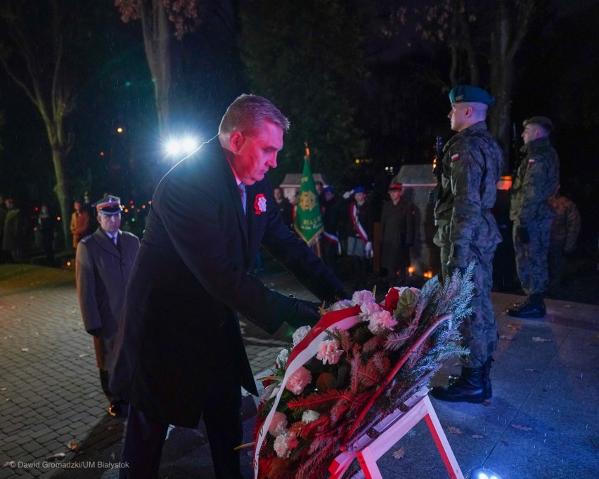 Białystok. Prezydent Tadeusz Truskolaski oddał hołd poległym żołnierzom z okazji 101. rocznicy Odzyskania Niepodległości [ZDJĘCIA]