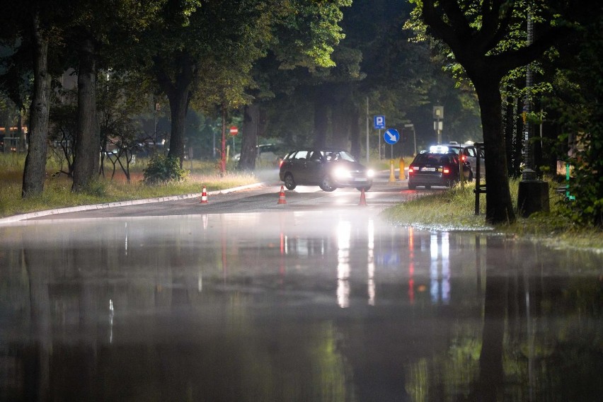 Awaria wodociągowa na gdańskiej Żabiance na ulicy Gospody w nocy z 17 na 18.08.2022. Woda z pękniętej rury zalała ulicę i samochody