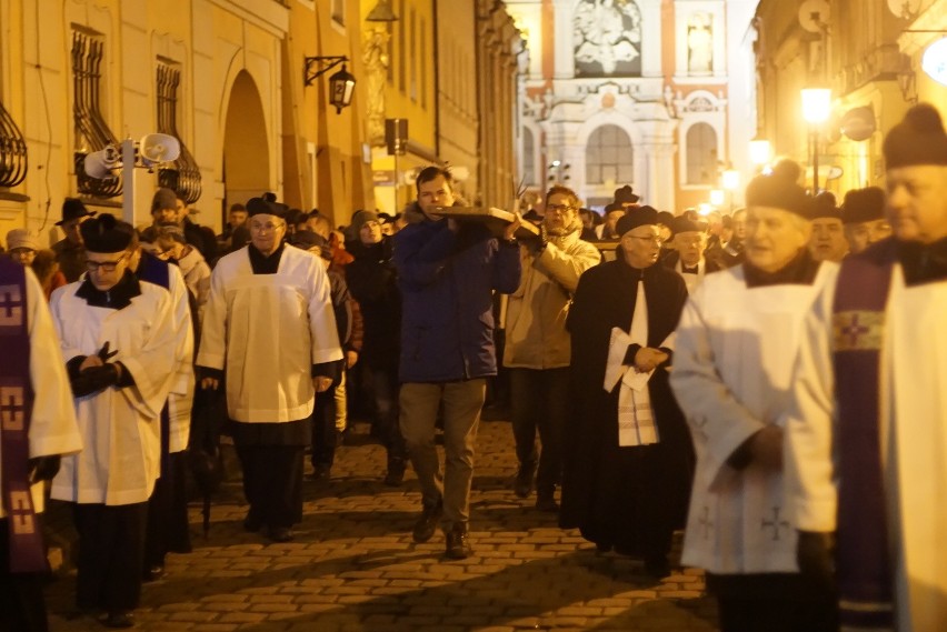 W czwartek ulicami Poznania przeszła droga krzyżowa