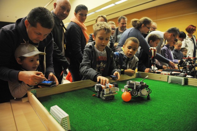 W sobotę na Politechnice Rzeszowskiej odbyły się IV Międzynarodowe Zawody Robotów ROBO~motion. Do rywalizacji stanęło 140 zawodników i ponad 200 maszyn.
