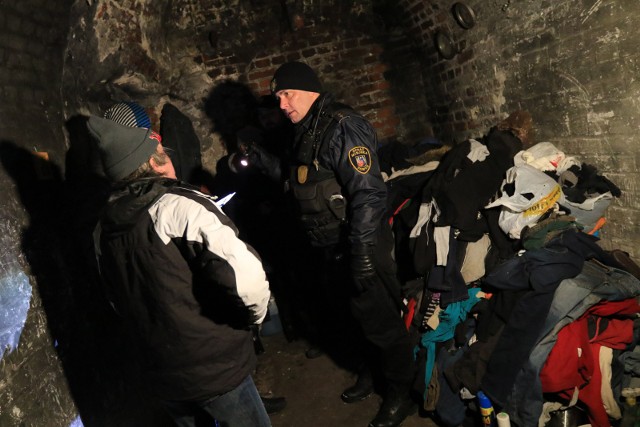 Podczas akcji liczenia bezdomnych urzędnicy, strażnicy miejscy i policjanci odwiedzili miejsca, gdzie takie osoby mogą przebywać