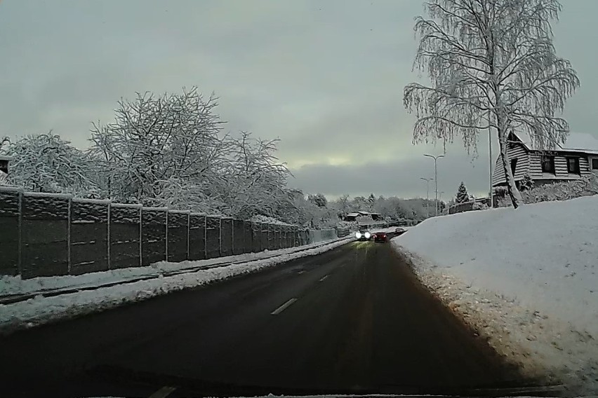 Trudne warunki drogowe w Słupsku / Ujęcia z godzin porannych