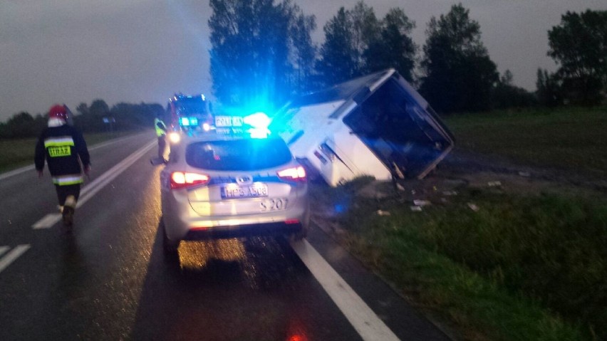 Jasionna w powiecie jędrzejowskim. Wypadek autobusu. 15 osób rannych