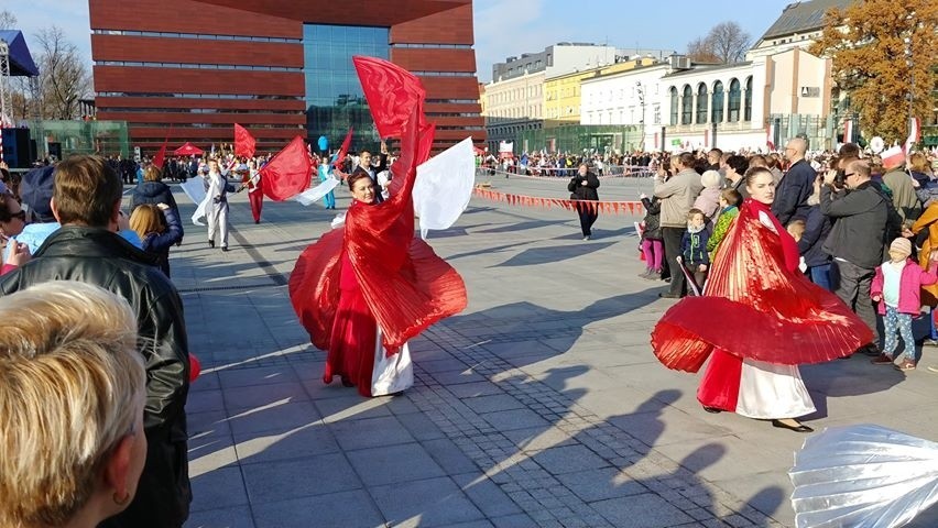 Radosna Parada Niepodległości przeszła przez Wrocław [ZDJĘCIA]