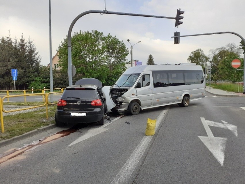 Myślenice. Poranna kolizja pod estakadą. Osobówka zderzyła się z busem [10.05.]