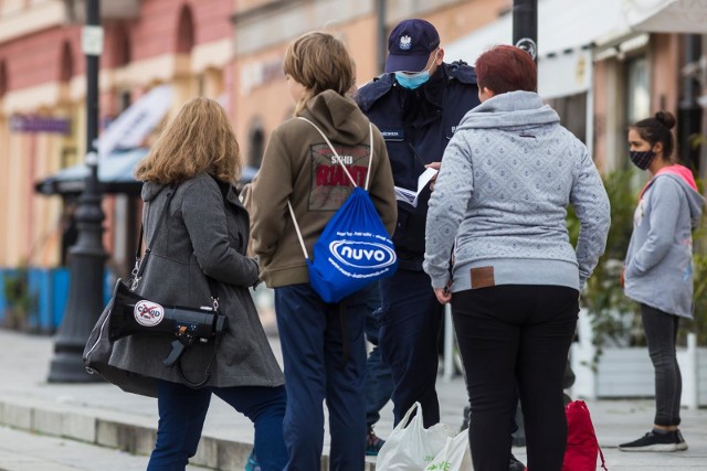 Takie są teraz kary za brak maseczki. Od poniedziałku za brak nałożonej maseczki na twarzy w przestrzeni publicznej możemy otrzymać jeszcze większy mandat. Wynika to z ustawy antycovidowej, która weszła w życie.Ile wynosi mandat za brak maseczki? Kary są naprawdę surowe! Zobaczcie szczegóły na kolejnych stronach ---->