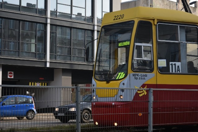 W wielu tramwajach nie działają elektroniczne tablice informacyjne. Wróciły do łask tradycyjne tabliczki oraz kartki z numerami linii.