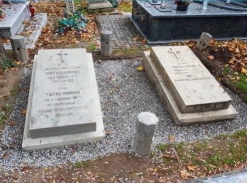 Płyty nagrobne rodziny Pietrzykowskich (z lewej) i Feliksa...