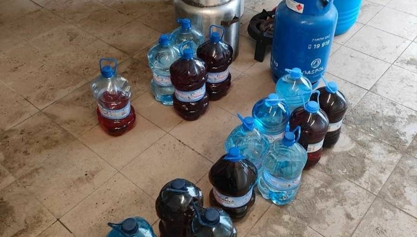 Nielegalna produkcja alkoholu w Wyśmierzycach w powiecie białobrzeskim. Policjanci ujawnili ponad 80 litrów gotowego produktu