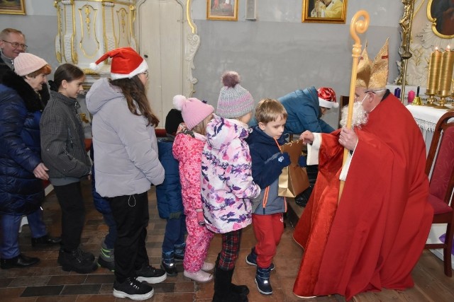 Przygotowano około 170 prezentów, które Święty Mikołaj wręczał dzieciom w kościele w Starych Polaszkach.