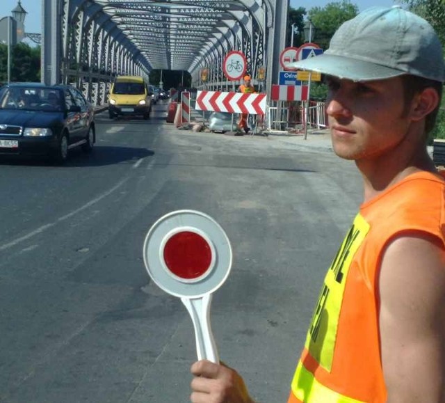 W godzinach szczytu przejazd przez most w Brzegu zajmuje nawet 15 minut. Ale byłoby dłużej, gdyby nie robotnicy sterujący ruchem, na zdjęciu Szczepan Król.