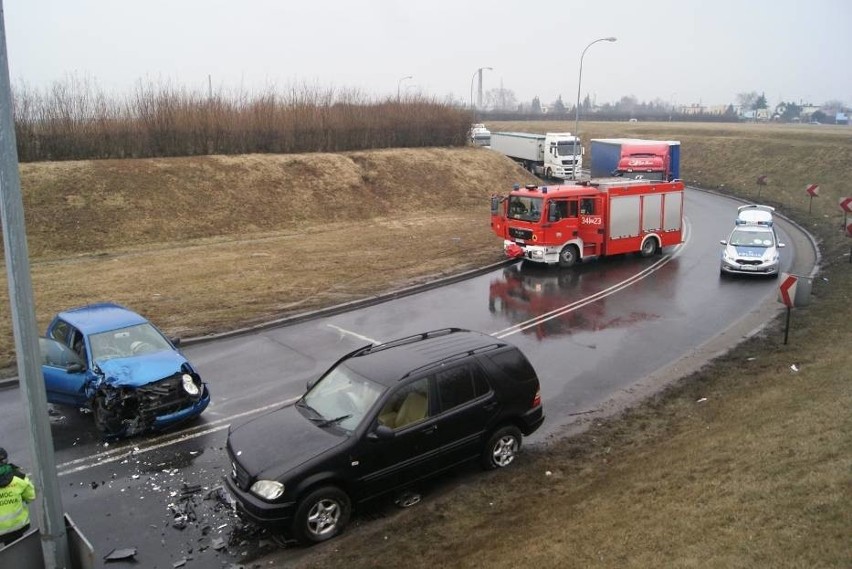 Kalisz: Wypadek na ul. Piłsudskiego. Kierowca jechał "Anglikiem" [ZDJĘCIA] 