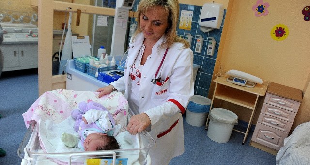 Ania szybko powinna znaleźć nowych rodziców. Na zdjęciu dziewczynka z dr Dorotą Subicką- Bednarczyk ze Szpitala Wojskowego.