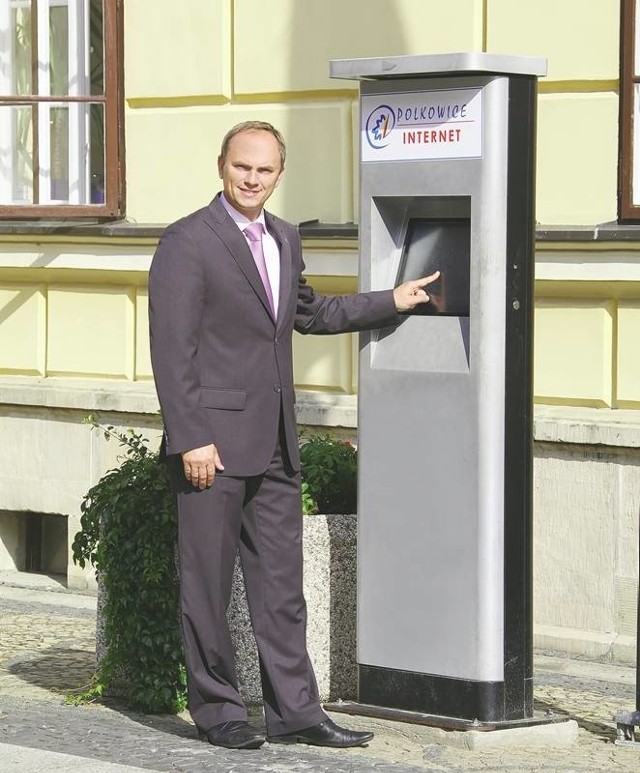 Polkowiczanie już mają dostęp do internetu, na przykład przez kioski internetowe. - Chcemy, by tak było w każdej gminie Zagłębia Miedziowego - mówi burmistrz Wiesław Wabik.