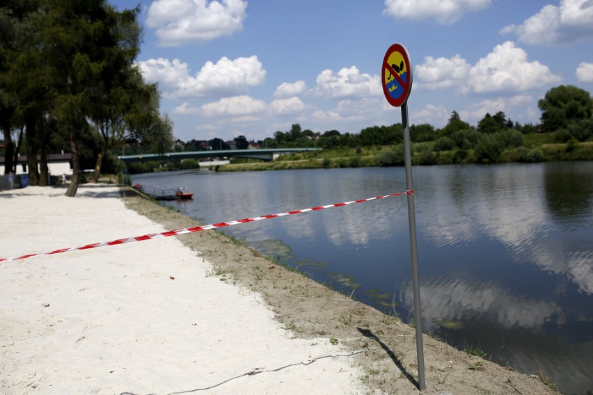 Na terenie klubu trwają ostatnie prace przed otwarciem plaży