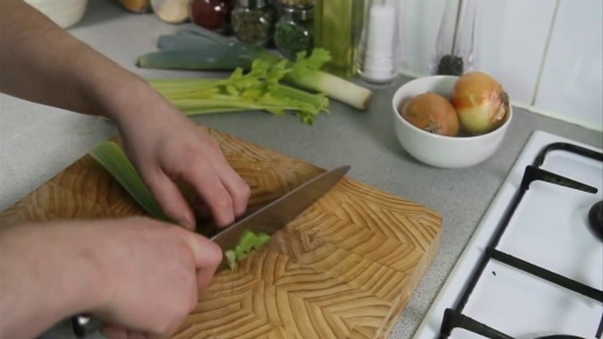Znany vloger kulinarny uczy kroić nożem jak szef kuchni...