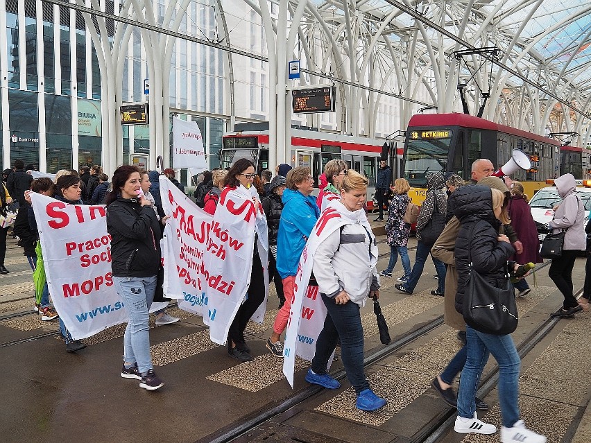 Trwa strajk pracowników socjalnych łódzkiego MOPS. W piątek...