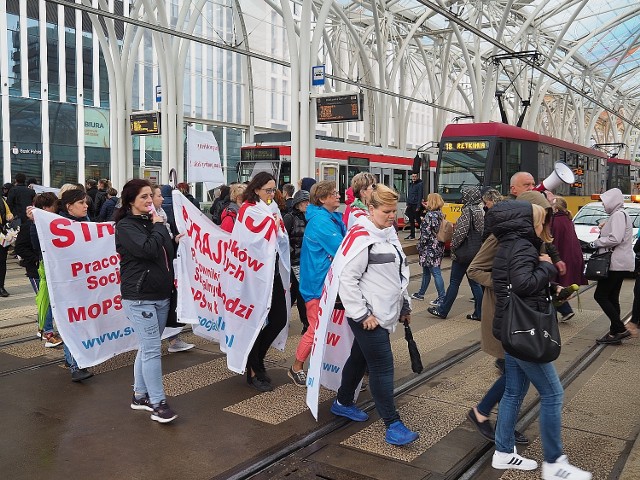 Trwa strajk pracowników socjalnych łódzkiego MOPS. W piątek (27 maja) dwukrotnie blokowali Stajnię Jednorożców. Chaos był już mniejszy, ale w planach na przyszły tydzień są kolejne blokady i protesty.CZYTAJ DALEJ>>>.
