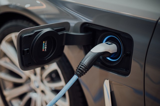 Niemal połowa badanych za największe wyzwanie w zastąpieniu aut spalinowych w pełni elektrycznymi uważa wysokie koszty zakupu elektryka.
