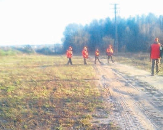 To nie robotnicy drogowi, ale panowie ze strzelbami! - oburza się słupszczanka, która znalazła się w centrum polowania.