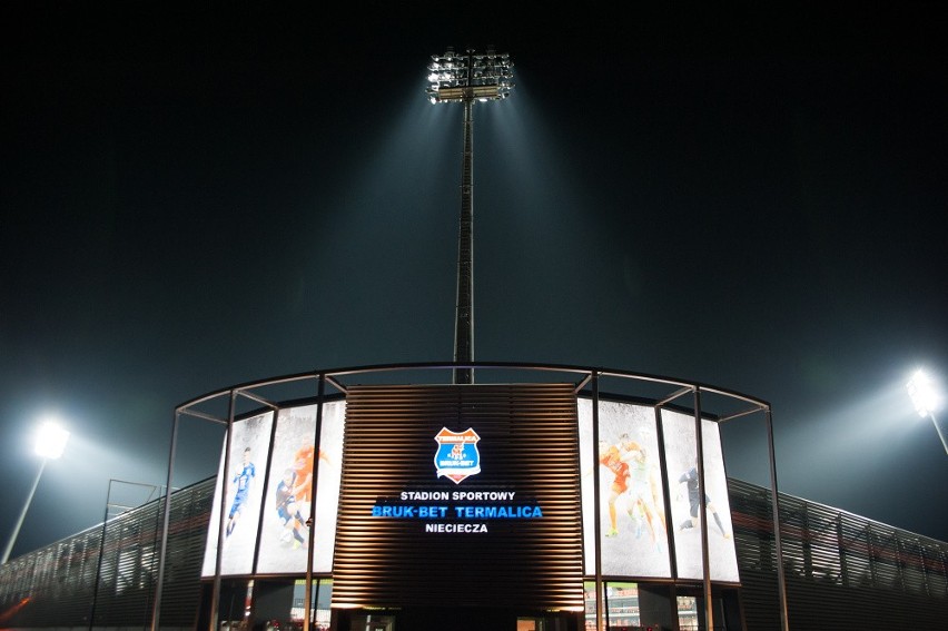 Stadion Termaliki w blasku jupiterów