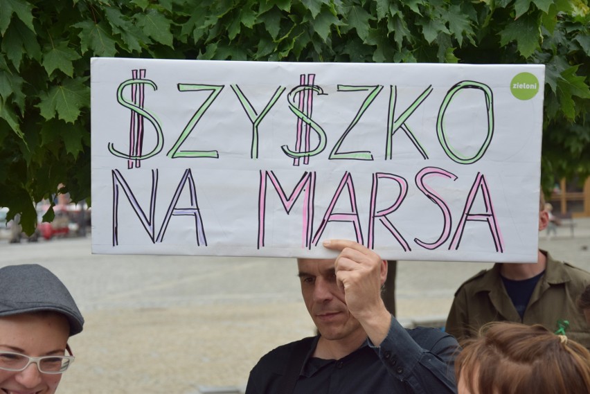Protest przeciwko wycince drzew w Puszczy Białowieskiej