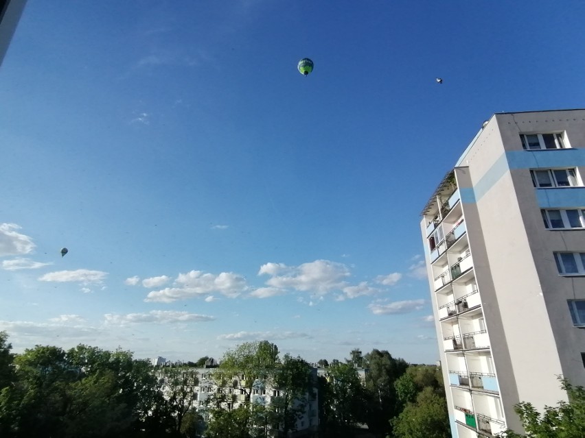 W czwartkowe popołudnie można było podziwiać balony latające...