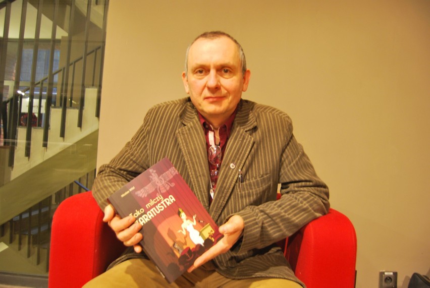 Wojciech Jama z komiksem ze swojej kolekcji