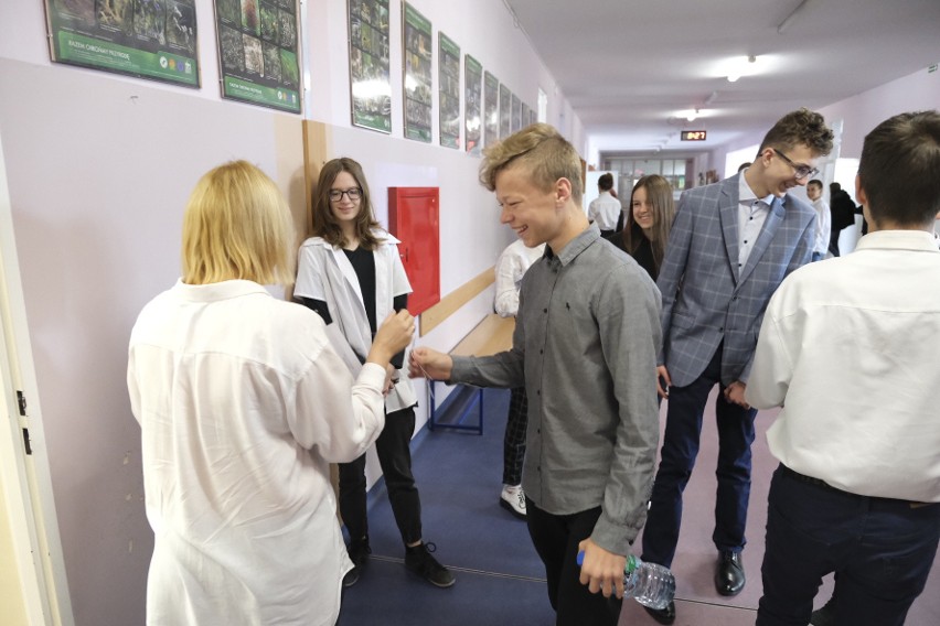 Trzeci dzień egzaminu ósmoklasisty w Toruniu: dziś uczniowie pisali egzamin z języka obcego