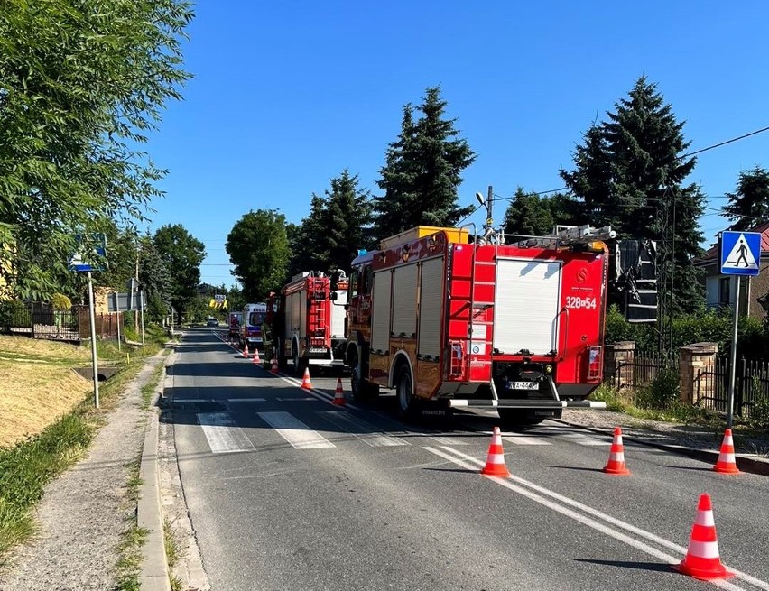 Wypadek na drodze wojewódzkiej pod Krakowem. Motocykl zderzył się z samochodem osobowym
