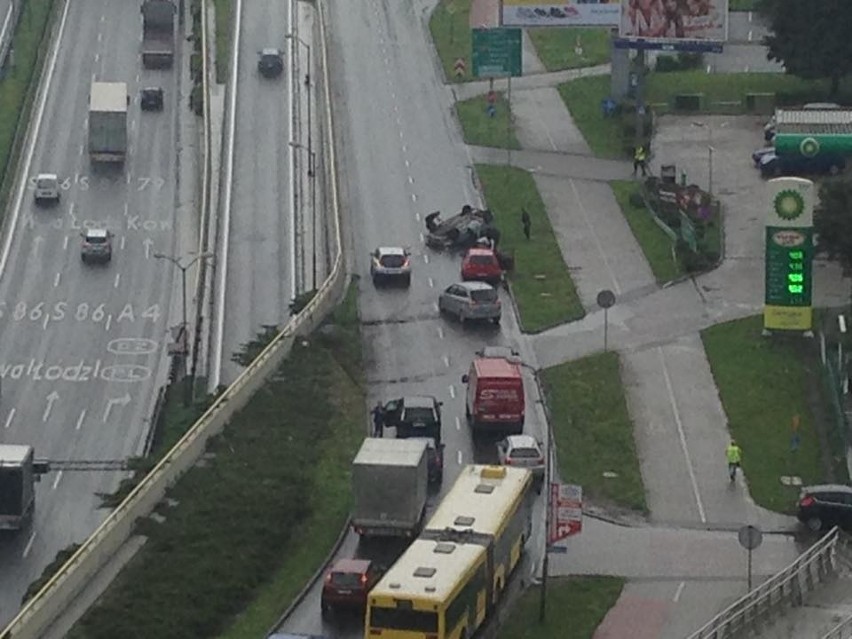 Groźny wypadek w Katowicach: Samochód dachował na DK86 ZDJĘCIA