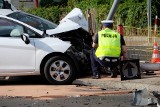 Wypadek policji w Białymstoku. Radiowóz zderzył się z fordem na skrzyżowaniu ulic Wiejskiej z Zachodnią. Policjanci i kierowca ranni ZDJĘCIA