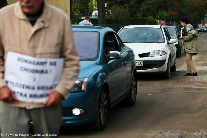 Wrocław: Mieszkańcy Zakrzowa protestowali i blokowali ulicę (ZDJĘCIA)