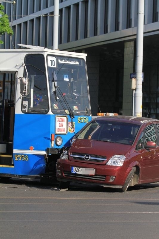 Wypadek na Wyszyńskiego. Tramwaj linii 10 zderzył się z oplem (FILM, ZDJĘCIA)