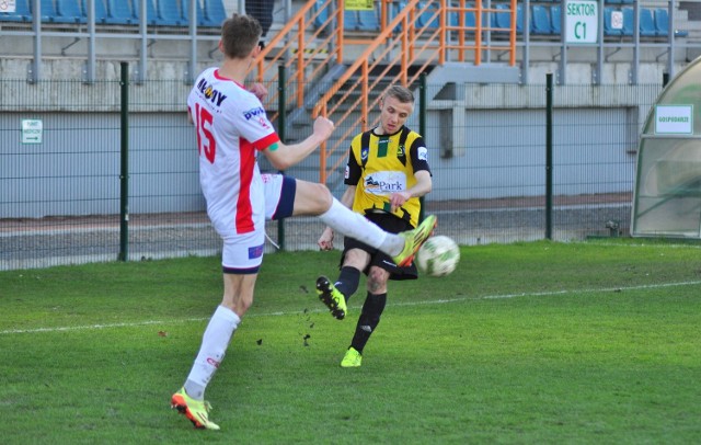 Obrońca Siarki Jan Grzesik (z piłką) zagra w niedzielne popołudnie przeciwko swojej byłej drużynie, Nadwiślanowi Góra.