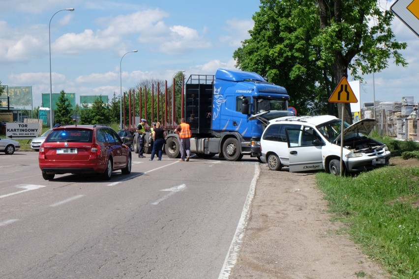 Wypadek na DK 65 w Fastach. Zderzenie ciężarówki z osobówką