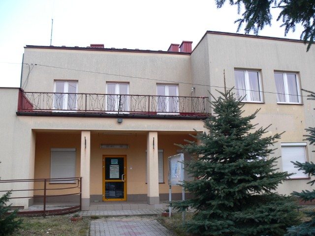 Piętrowy budynek stojący w centrum miejscowości Obrazów  zagospodarowano na potrzeby Gminnego Ośrodka Pomocy Społecznej, który swoją funkcję pełni w nim do dzisiejszego dnia.