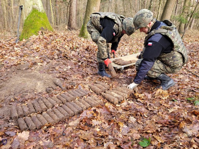 Ponad 150 niebezpiecznych przedmiotów z okresu II wojny światowej odnaleziono w lesie w Motkowicach.