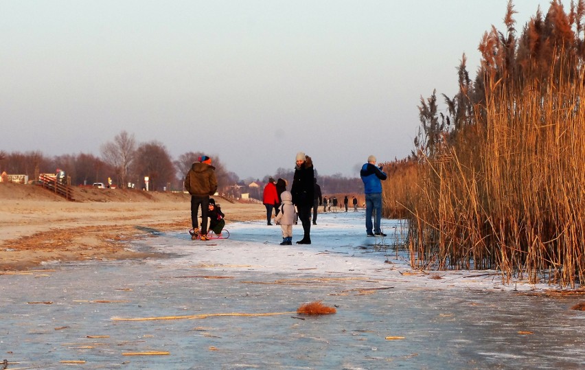 Zobaczcie zamarznięte Jezioro Tarnobrzeskie. Tak wyglądało sześć lat temu, kiedy zima była sroga. Zdjęcia 